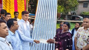 পঞ্চগড়ে কালবৈশাখীর ক্ষত মুছতে সহায়তার হাত বাড়ালেন প্রতিমন্ত্রী আজাদ